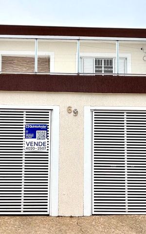 Casa à venda com 200m², 4 quartos e 3 vagas Casa à venda com 200m², 4 quartos e 3 vagasPlaca instalada na fachada do imóvel