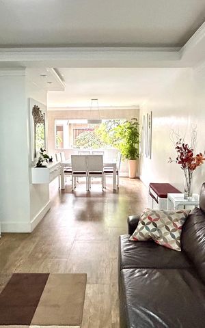 Casa à venda com 200m², 4 quartos e 3 vagas Casa à venda com 200m², 4 quartos e 3 vagasSala