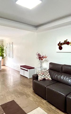 Casa à venda com 200m², 4 quartos e 3 vagas Casa à venda com 200m², 4 quartos e 3 vagasSala
