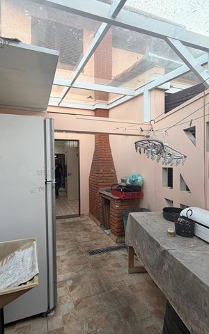 Casa à venda com 244m², 5 quartos e 4 vagas Casa à venda com 244m², 5 quartos e 4 vagasCozinha