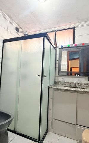 Casa à venda com 244m², 5 quartos e 4 vagas Casa à venda com 244m², 5 quartos e 4 vagasBanheiro 4