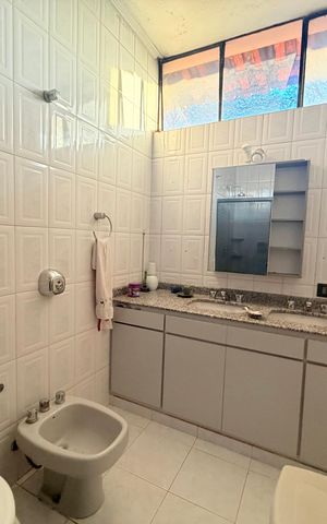 Casa à venda com 244m², 5 quartos e 4 vagas Casa à venda com 244m², 5 quartos e 4 vagasBanheiro 3