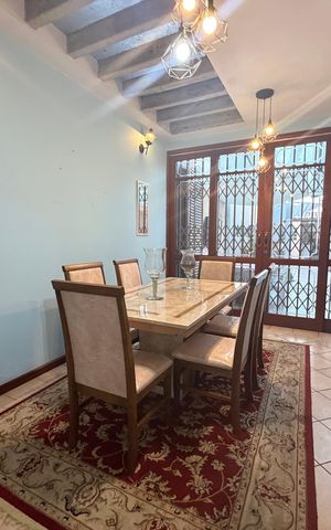 Casa à venda com 244m², 5 quartos e 4 vagas Casa à venda com 244m², 5 quartos e 4 vagasSala