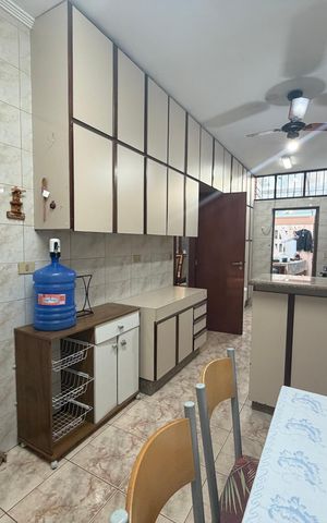 Casa à venda com 244m², 5 quartos e 4 vagas Casa à venda com 244m², 5 quartos e 4 vagasCozinha