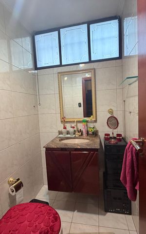 Casa à venda com 244m², 5 quartos e 4 vagas Casa à venda com 244m², 5 quartos e 4 vagasBanheiro 2