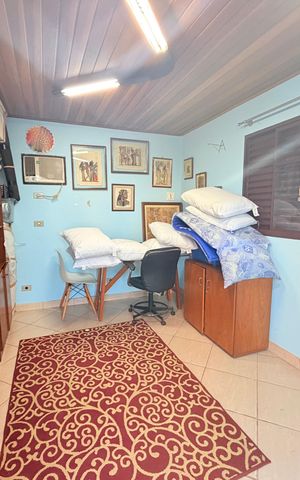 Casa à venda com 244m², 5 quartos e 4 vagas Casa à venda com 244m², 5 quartos e 4 vagasQuarto 4
