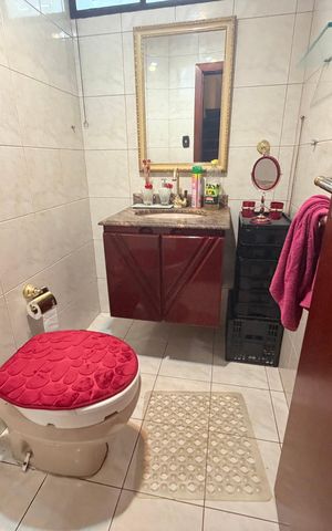 Casa à venda com 244m², 5 quartos e 4 vagas Casa à venda com 244m², 5 quartos e 4 vagasBanheiro 2