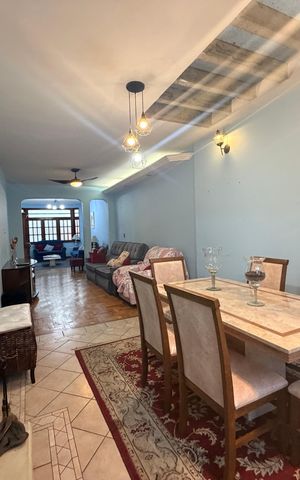 Casa à venda com 244m², 5 quartos e 4 vagas Casa à venda com 244m², 5 quartos e 4 vagasSala