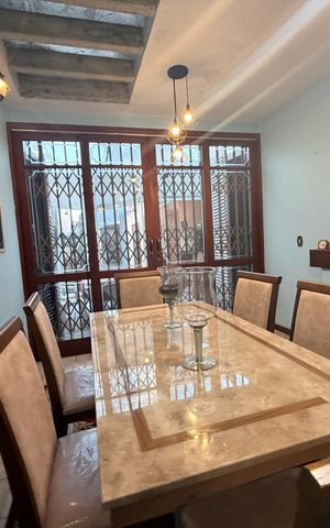 Casa à venda com 244m², 5 quartos e 4 vagas Casa à venda com 244m², 5 quartos e 4 vagasSala