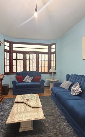 Casa à venda com 244m², 5 quartos e 4 vagas Casa à venda com 244m², 5 quartos e 4 vagasSala