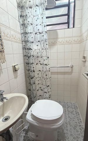 Casa à venda com 244m², 5 quartos e 4 vagas Casa à venda com 244m², 5 quartos e 4 vagasBanheiro 1