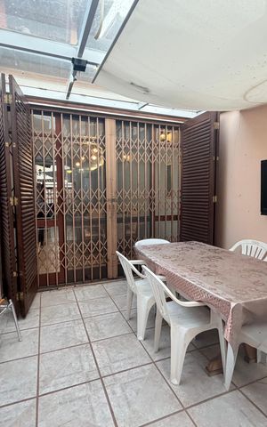 Casa à venda com 244m², 5 quartos e 4 vagas Casa à venda com 244m², 5 quartos e 4 vagasEspaço Gourmet