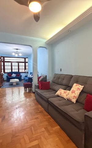 Casa à venda com 244m², 5 quartos e 4 vagas Casa à venda com 244m², 5 quartos e 4 vagasSala