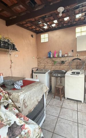 Casa à venda com 244m², 5 quartos e 4 vagas Casa à venda com 244m², 5 quartos e 4 vagasLavanderia