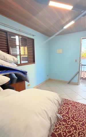 Casa à venda com 244m², 5 quartos e 4 vagas Casa à venda com 244m², 5 quartos e 4 vagasQuarto 4