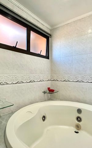 Apartamento à venda com 143m², 4 quartos e 3 vagas Apartamento à venda com 143m², 4 quartos e 3 vagasBanheiro da Suíte 1