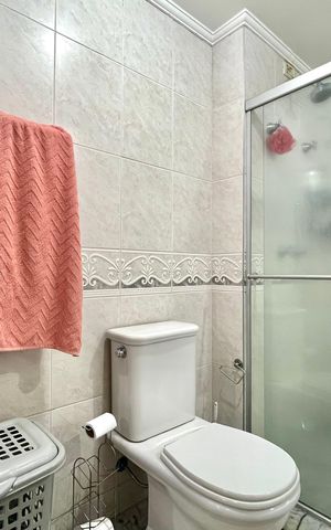 Apartamento à venda com 143m², 4 quartos e 3 vagas Apartamento à venda com 143m², 4 quartos e 3 vagasBanheiro da Suíte 1