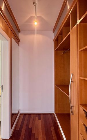 Apartamento à venda com 542m², 5 quartos e 4 vagas Apartamento à venda com 542m², 5 quartos e 4 vagasCloset Suíte 2