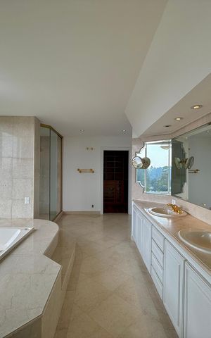 Apartamento à venda com 542m², 5 quartos e 4 vagas Apartamento à venda com 542m², 5 quartos e 4 vagasBanheiro Suíte 1