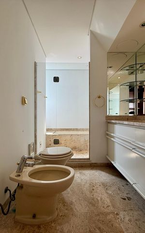 Apartamento à venda com 542m², 5 quartos e 4 vagas Apartamento à venda com 542m², 5 quartos e 4 vagasBanheiro Suíte 2