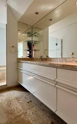 Apartamento à venda com 542m², 5 quartos e 4 vagas Apartamento à venda com 542m², 5 quartos e 4 vagasBanheiro Suíte 2