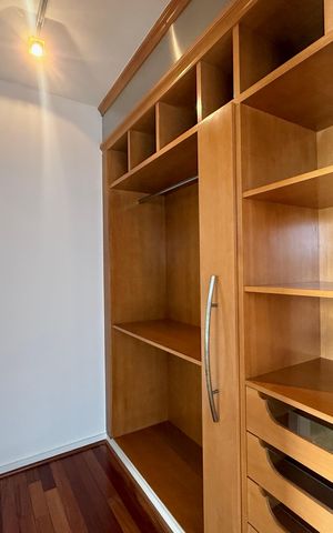 Apartamento à venda com 542m², 5 quartos e 4 vagas Apartamento à venda com 542m², 5 quartos e 4 vagasCloset Suíte 2