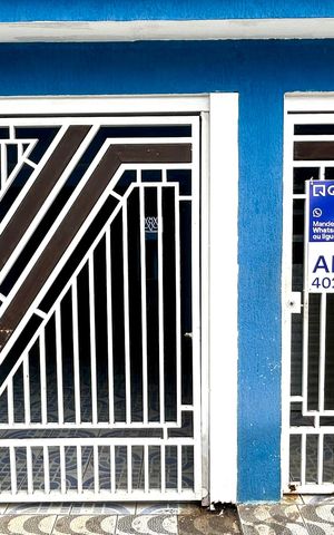 Casa para alugar com 90m², 2 quartos e 2 vagasPlaca instalada na fachada do imóvel 