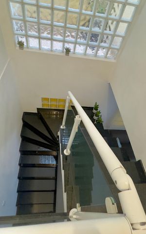 Casa para alugar com 290m², 3 quartos e 6 vagas Casa para alugar com 290m², 3 quartos e 6 vagasEscada