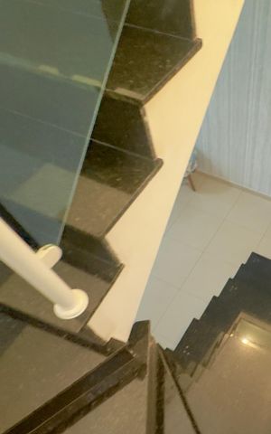 Casa para alugar com 290m², 3 quartos e 6 vagas Casa para alugar com 290m², 3 quartos e 6 vagasEscada