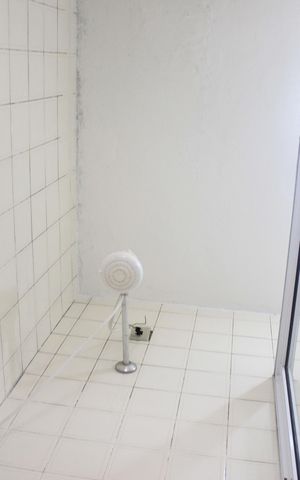 Casa à venda com 200m², 6 quartos e 3 vagasBanheiro da suíte (casa 1)