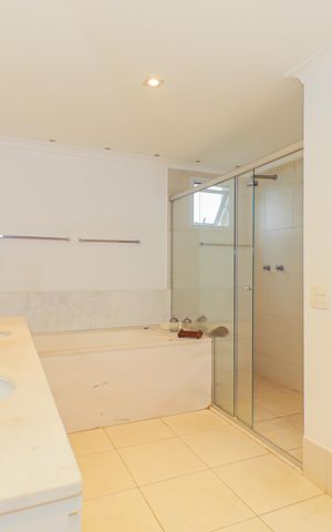 Apartamento para alugar com 290m², 4 quartos e 5 vagas Apartamento para alugar com 290m², 4 quartos e 5 vagasBanheiro da Suíte 1