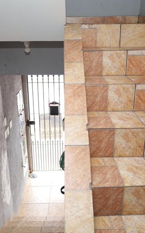 Casa para alugar com 77m², 2 quartos e sem vagaEscadas e portão