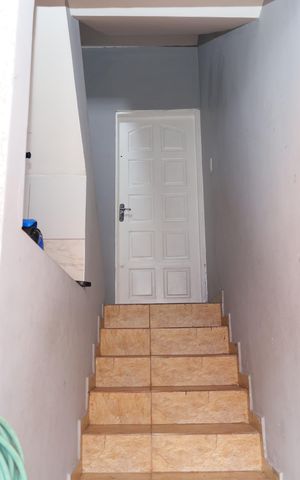 Casa para alugar com 77m², 2 quartos e sem vagaEscadas e portão