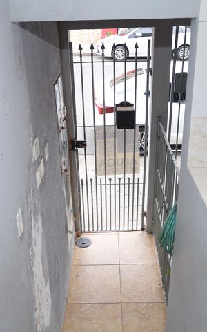 Casa para alugar com 77m², 2 quartos e sem vagaEscadas e portão