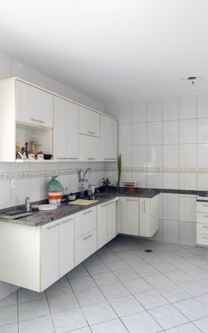 Casa para alugar com 360m², 2 quartos e 2 vagas Casa para alugar com 360m², 2 quartos e 2 vagasCozinha e Área de Serviço