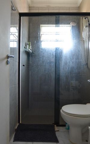 Casa à venda com 150m², 3 quartos e 2 vagas Casa à venda com 150m², 3 quartos e 2 vagasBANHEIRO