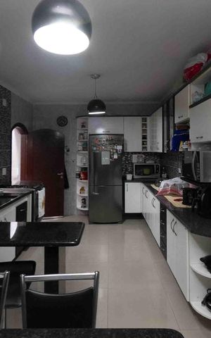 Casa à venda com 196m², 3 quartos e 2 vagas Casa à venda com 196m², 3 quartos e 2 vagasCozinha