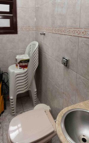 Casa à venda com 196m², 3 quartos e 2 vagas Casa à venda com 196m², 3 quartos e 2 vagasBanheiro Social