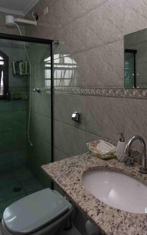 Casa à venda com 196m², 3 quartos e 2 vagas Casa à venda com 196m², 3 quartos e 2 vagasBanheiro