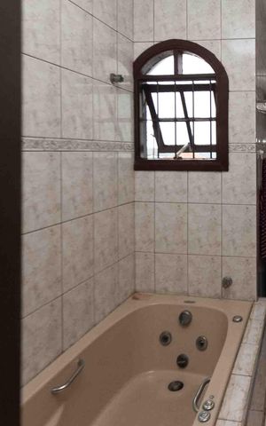 Casa à venda com 196m², 3 quartos e 2 vagas Casa à venda com 196m², 3 quartos e 2 vagasBanheiro da Suíte
