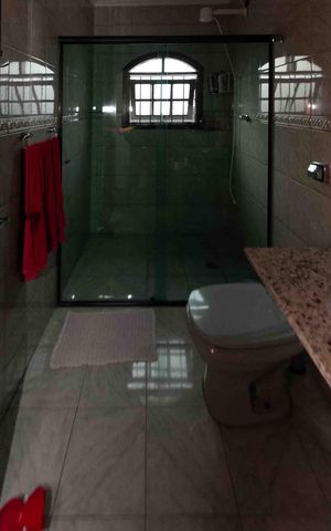 Casa à venda com 196m², 3 quartos e 2 vagas Casa à venda com 196m², 3 quartos e 2 vagasBanheiro