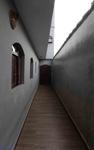 Casa à venda com 196m², 3 quartos e 2 vagas Casa à venda com 196m², 3 quartos e 2 vagasCorredor externo