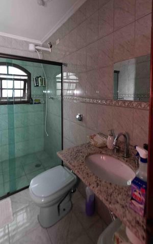 Casa à venda com 196m², 3 quartos e 2 vagas Casa à venda com 196m², 3 quartos e 2 vagasBanheiro