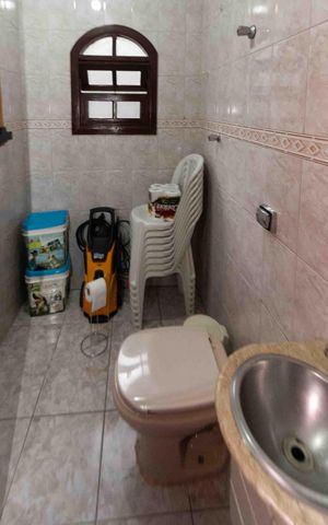 Casa à venda com 196m², 3 quartos e 2 vagas Casa à venda com 196m², 3 quartos e 2 vagasBanheiro Social