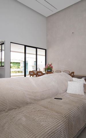 Casa de condomínio à venda com 330m², 4 quartos e 3 vagas Casa de condomínio à venda com 330m², 4 quartos e 3 vagasSala