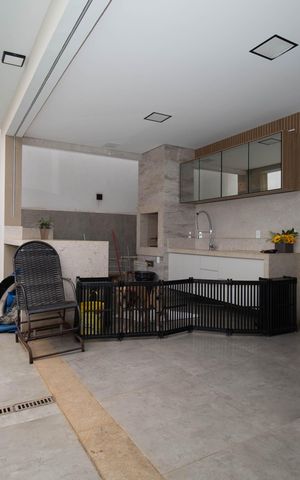 Casa de condomínio à venda com 330m², 4 quartos e 3 vagas Casa de condomínio à venda com 330m², 4 quartos e 3 vagasVaranda