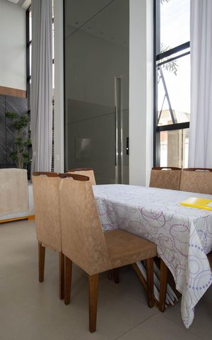 Casa de condomínio à venda com 330m², 4 quartos e 3 vagas Casa de condomínio à venda com 330m², 4 quartos e 3 vagasSala