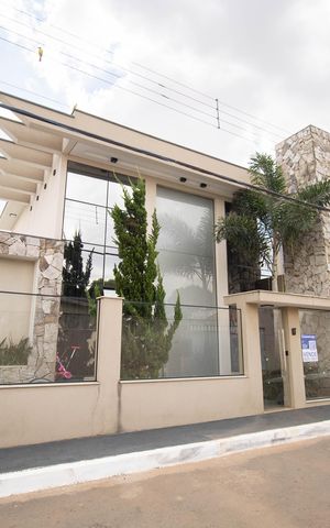 Casa de condomínio à venda com 330m², 4 quartos e 3 vagas Casa de condomínio à venda com 330m², 4 quartos e 3 vagasFachada