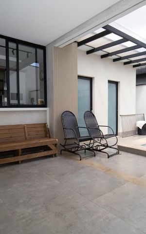 Casa de condomínio à venda com 330m², 4 quartos e 3 vagas Casa de condomínio à venda com 330m², 4 quartos e 3 vagasPiscina
