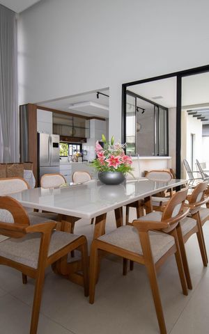 Casa de condomínio à venda com 330m², 4 quartos e 3 vagas Casa de condomínio à venda com 330m², 4 quartos e 3 vagasSala